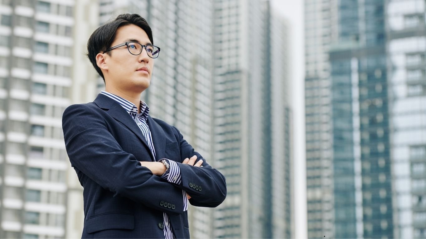 investor-visa-consultant-dubai Business consultant helping with investor visa application in Dubai
