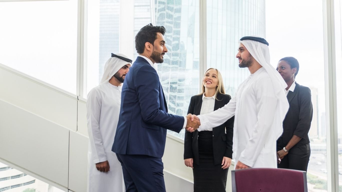 investor-visa-dubai-business-setup Investor discussing business setup in Dubai for visa