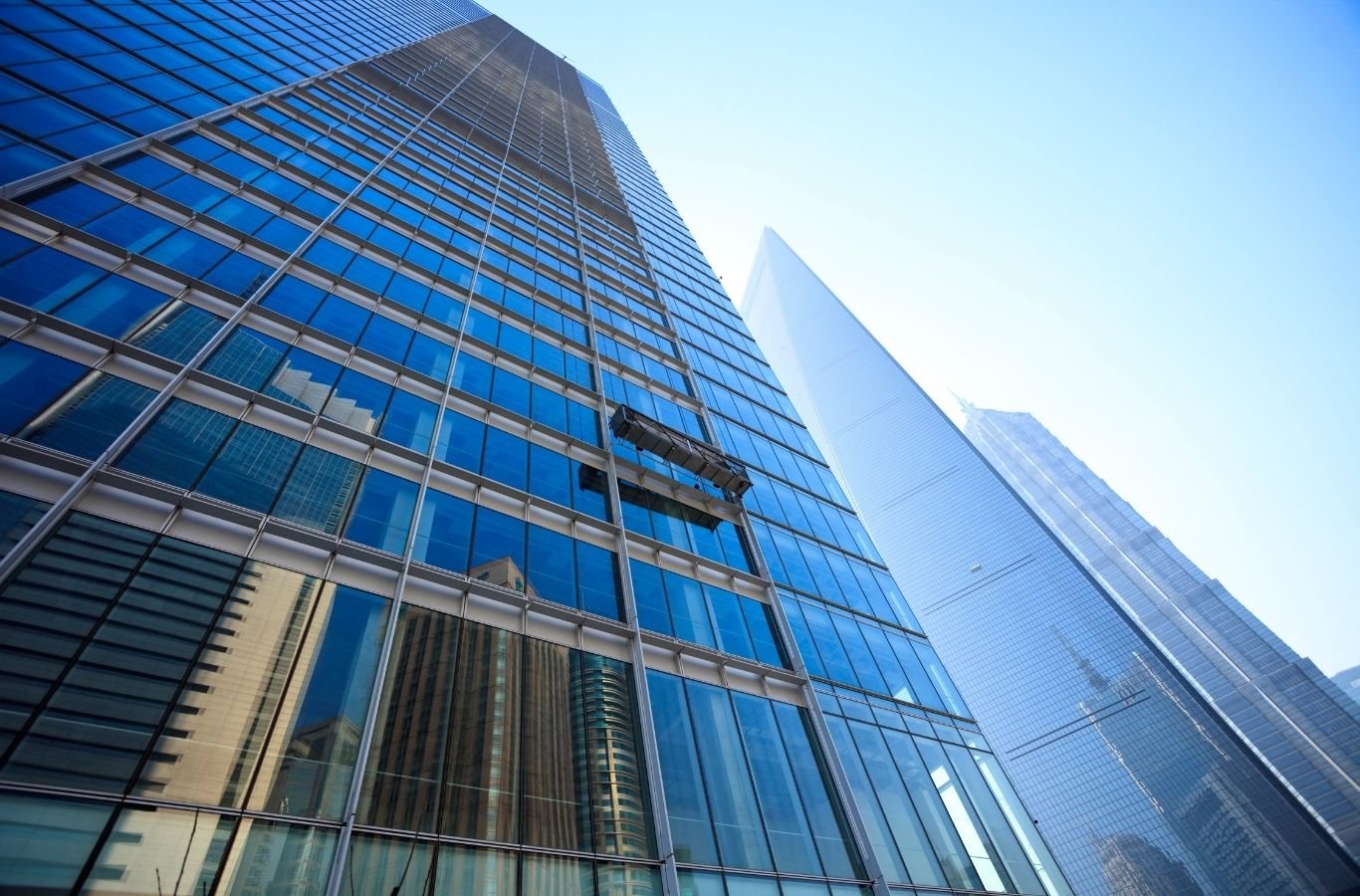 mainland-vs-freezone-business (1) Comparing Mainland and Free Zone setup for investor visa