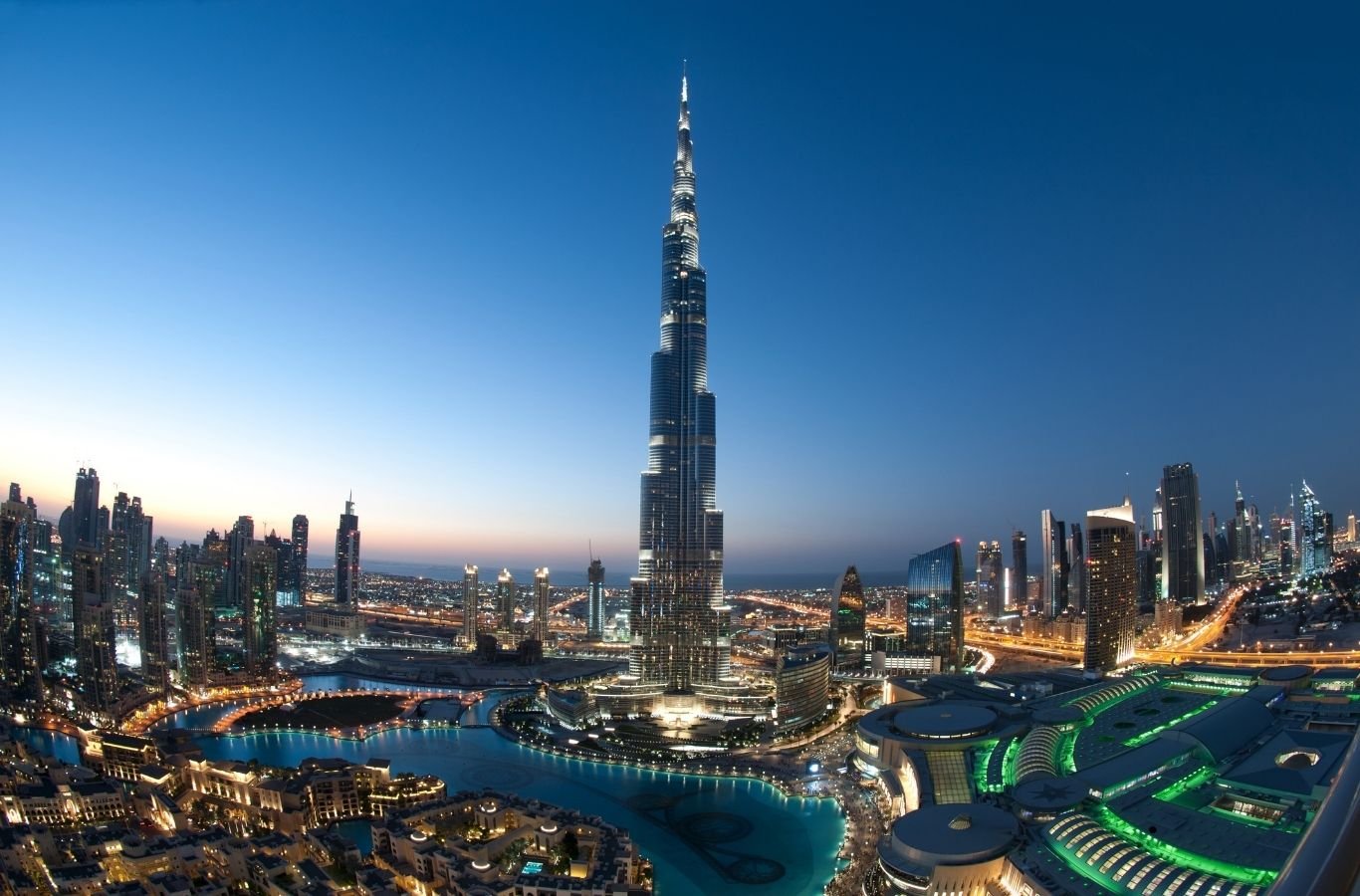 top-reasons-to-choose-dubai-for-business (1) Top reasons to choose Dubai for starting a business, showing city skyline and corporate team