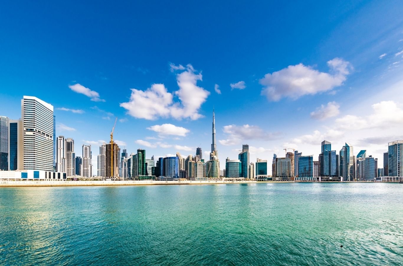 top-reasons-to-choose-dubai-for-business (2) Business team in Dubai discussing opportunities with skyline in the background